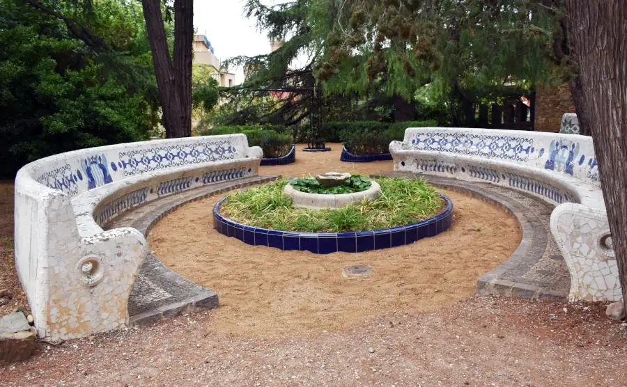 Bancos en el jardín